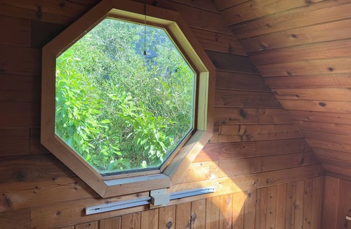 Eugene Cabin | Cozy Cabin Vibes! Walk to Hayward, Autzen, Matt Knight, anywhere on campus.