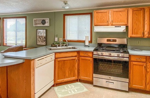 Klamath House | Cozy Cabin with a Private Deck in Klamath, CA
