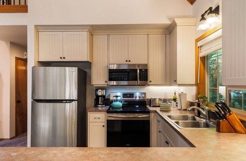 Rhododendron Cabin | Cozy Cascade Cabin. Relaxing Hot Tub, Secluded, Spacious and Creek Nearby