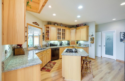 Lake Almanor West House | Cozy Chester Home w/Patio & Lake Access!