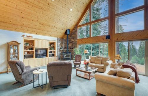 Lake Almanor West House | Cozy Chester Home w/Patio & Lake Access!