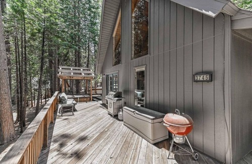 Camp Connell Cabin | Cozy Chic Chalet - Enchanting Family Retreat w/Hot Tub & Surprises! Dog Friendly