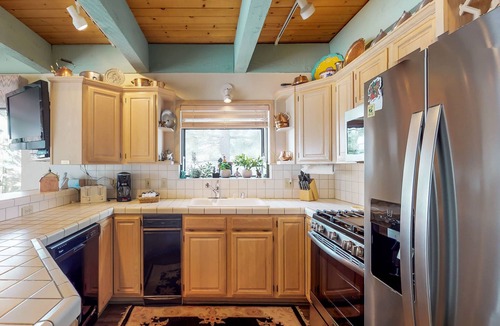 Tahoya Shores Condo | Cozy condo w/balcony & lake views - near biking & hiking trails, beach & skiing