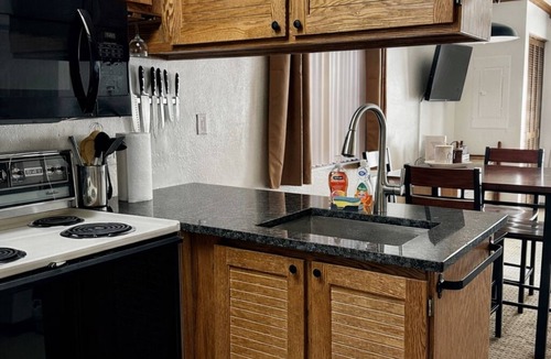 Brian Head Condo | Cozy condo with Pool, Jacuzzi, Sauna, & Fitness Center. Minutes to either lift!