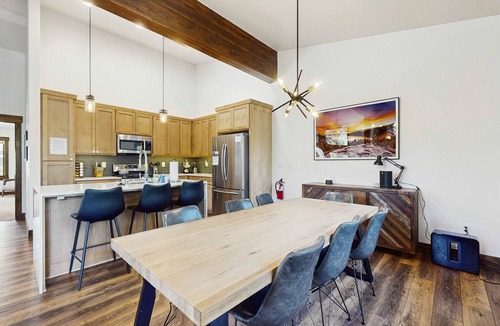 Truckee Condo | Cozy & contemporary townhome with two decks - close to town & outdoor fun