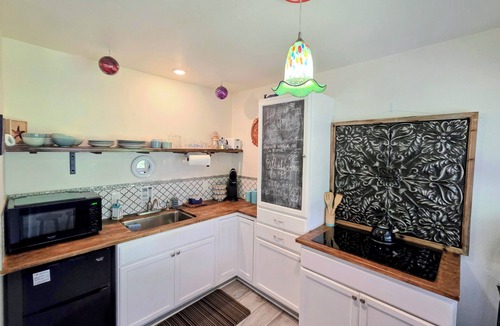 Lincoln City Cottage | Cozy Cottage Fire Pit Walk to Bay