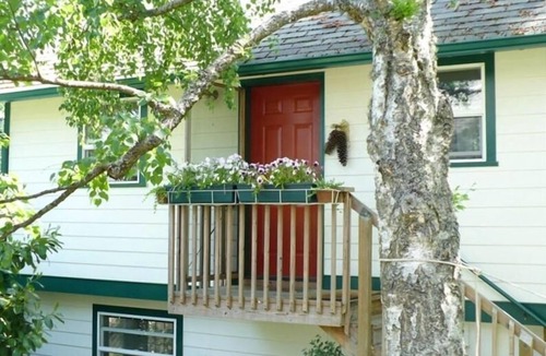 Siskiyou-Hargadine Historic District Cottage | Cozy cottage just blocks to town and Lithia Park!