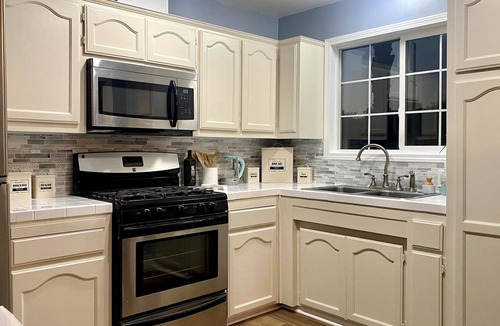 Lake Elsinore Cottage | Cozy Cottage - Less than 5 min walk to Lake & 20 min drive to Downtown Temecula!