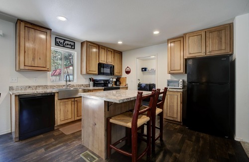 La Pine Cottage | Cozy Cottage nestled in the pines with hot tub and fire pit.