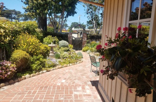 Carmel Point House | Cozy Cottage near the Sea and Carmel Beach