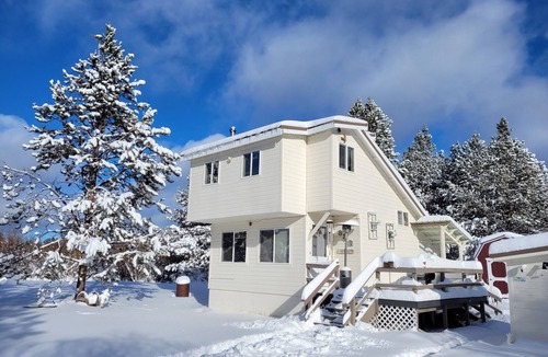 La Pine House | Cozy cottage with river access and great outdoor adventures
