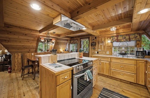Rhododendron Cabin | Cozy Creekside Cabin Near Mt Hood | 2 Baths Deck Fire Pit