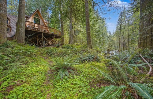 Rhododendron Cabin | Cozy Creekside Cabin Near Mt Hood | 2 Baths Deck Fire Pit