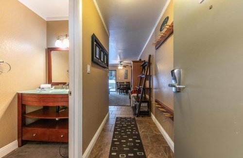 Truckee House | Cozy Deluxe Studio #131 at Donner Lake Village