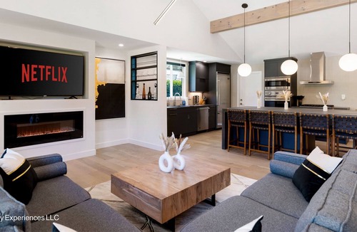 Fountain Valley Villa | Cozy Designer Villa in Heart of OC