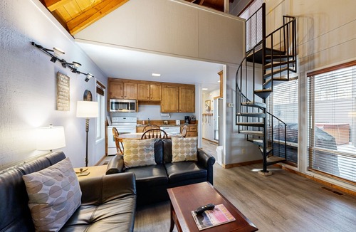Sunriver House | Cozy Dog-Friendly Home with Private Hot Tub, Four SHARC Passes, Close to Village