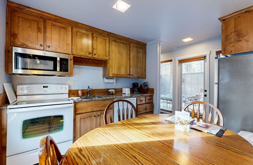Sunriver House | Cozy Dog-Friendly Home with Private Hot Tub, Four SHARC Passes, Close to Village