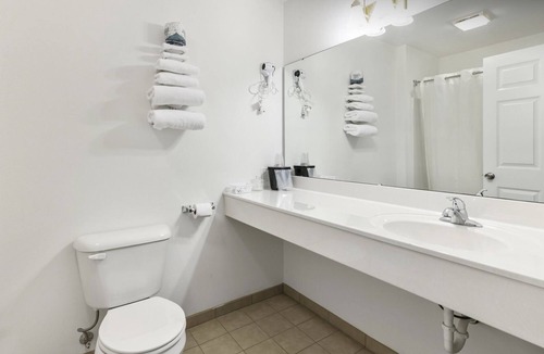 Renault Bed & Breakfast | Cozy Double Full Basic Room with Free Parking!