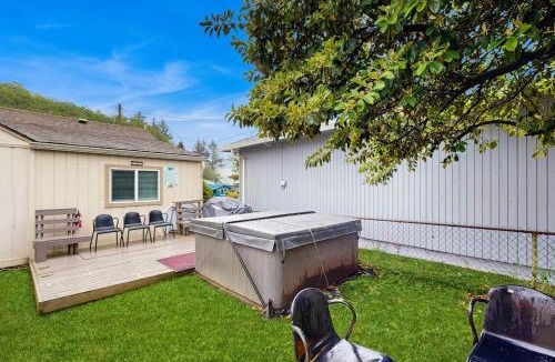 Winchester Bay House | Cozy family beach cottage with hot tub deck WiFi surfboard-walk to bay Dogs ok