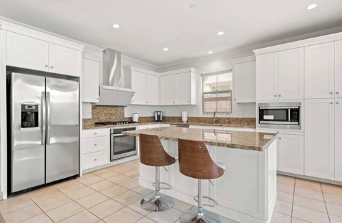 Northwood House | Cozy Family Irvine Home w Full Kithcen Garage