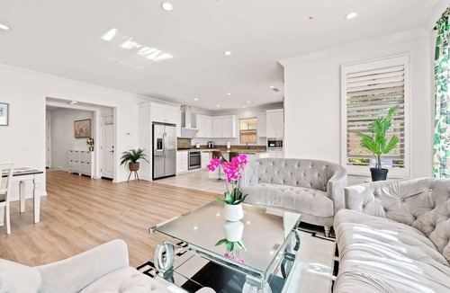 Northwood House | Cozy Family Irvine Home w Full Kithcen Garage
