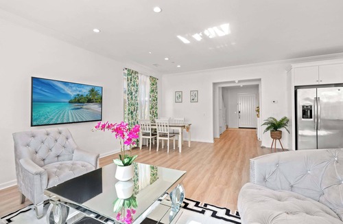 Northwood House | Cozy Family Irvine Home w Full Kithcen Garage