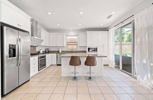 Northwood House | Cozy Family Irvine Home w Full Kithcen Garage