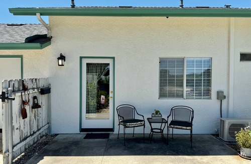 Templeton Apartment | Cozy farmhouse studio, a chicken lovers dream!