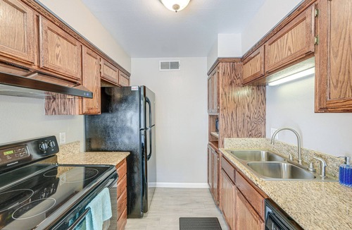 Fresno Apartment | Cozy Fresno Condo w/Balcony & Pool Access