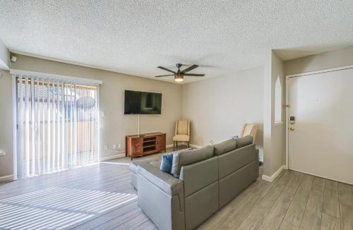 Fresno House | Cozy Fresno Condo w/Balcony & Pool Access
