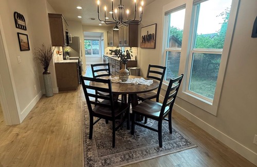 Darby House | Cozy fully remodeled rustic modern farmhouse in beautiful downtown Darby