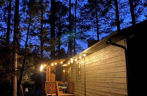 Strawberry House | Cozy Getaway near historic schoolhouse