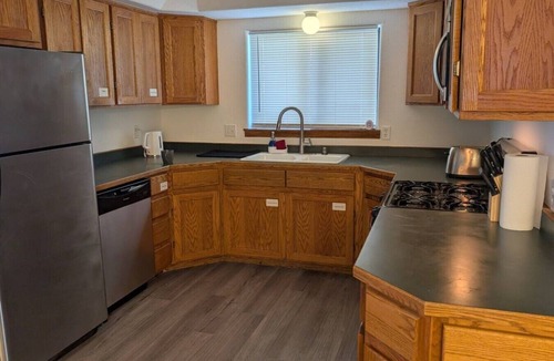 Grants Pass House | Cozy GP Retreat, Sauna + King Size Bed