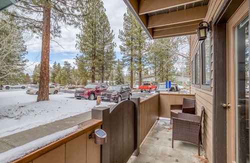 Sunriver Condo | Cozy, Ground-level Sunriver Condo Has in-Wall Fireplace