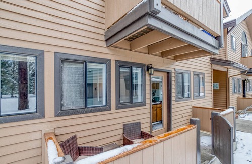 Sunriver Condo | Cozy, Ground-level Sunriver Condo Has in-Wall Fireplace