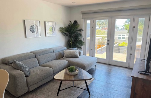 Parkside House | Cozy Guesthouse with Modern Appliances & Private Patio