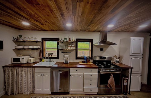 Redwood House | Cozy & Historic, Pet Friendly Farm Stay