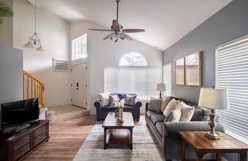 Windsor House | Cozy home minutes to wineries and Russian River