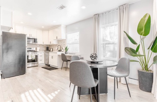 North Oak Park House | Cozy Home W loft near UCDavis Med Center/Downtown Sacramento Free parking