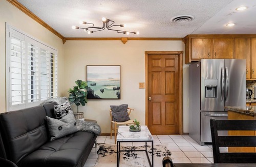 Greenacres House | Cozy Hygge Home 3 Bedroom 2 Bath with Pool & 2 King Beds