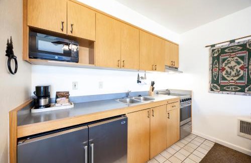 Truckee House | Cozy King Studio w/Lake View #145 at Donner Lake Village