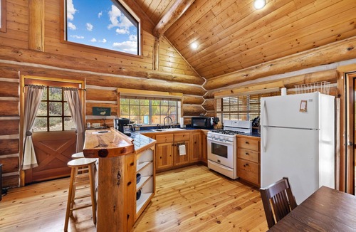 Williamson House | Cozy log cabin with loft, deck & rustic charm!
