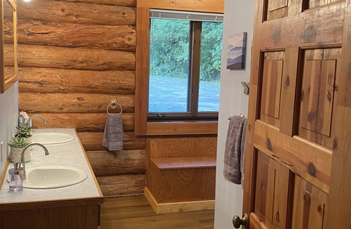 Washougal House | Cozy Log Home with a View - Outdoor Adventures Abound!