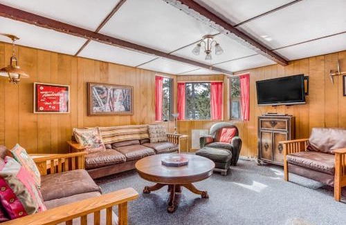 Government Camp House | Cozy Mountain Cabin with Full Kitchen - Close to Town Skiing & Hiking Trails