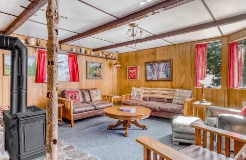 Government Camp House | Cozy Mountain Cabin with Full Kitchen - Close to Town Skiing & Hiking Trails