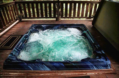 Enumclaw Cabin | Cozy Mountain Cabin with Jacuzzi and Beautiful Outdoor Space in Enumclaw, Washington