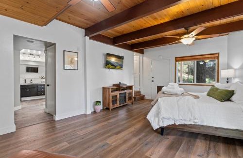 Blue Jay House | Cozy Owl Lodge, Central AC & Hea, Spa Tub & BBQ