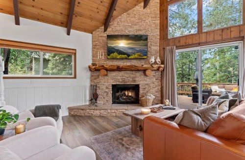 Blue Jay House | Cozy Owl Lodge, Central AC & Hea, Spa Tub & BBQ