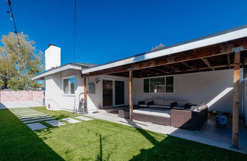 Northeast Anaheim House | Cozy Pickleball Retreat 11 min from Disney