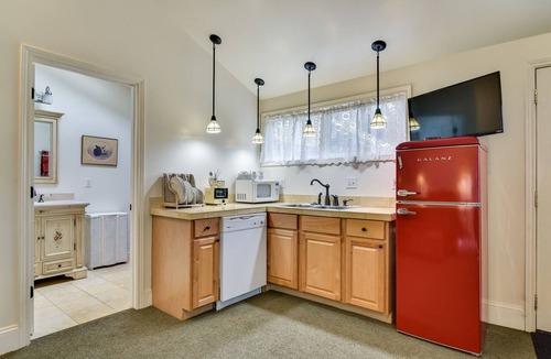 Irvington Apartment | Cozy Portland Studio w/Electric Fireplace